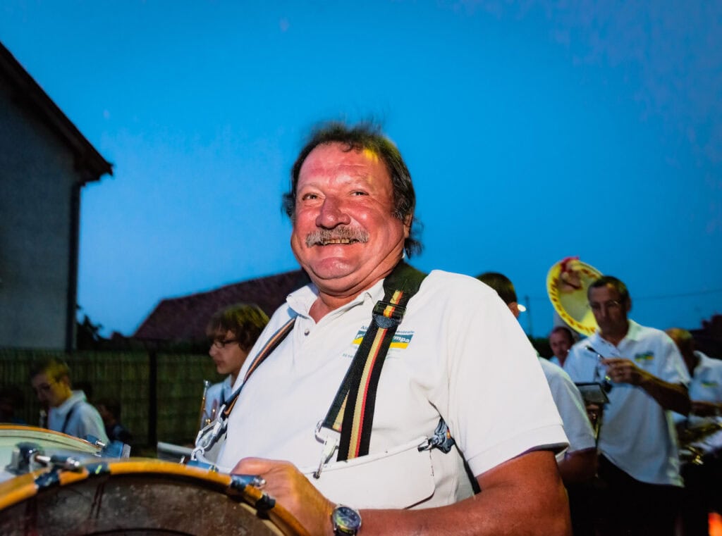 Joueur de tambour défilant avec la fanfare du village en début de soirée à Sainte-Sévère-sur-Indre.
